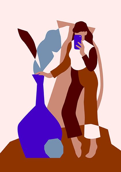 Femme tenant téléphone près d'un vase bleu
