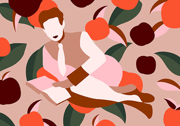 Femme lisant un livre sur une branche d'arbre