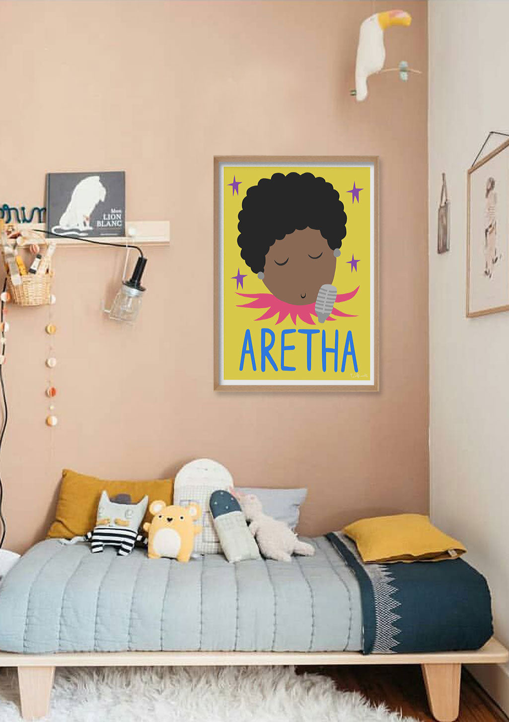 Poster jaune avec une fille chantant, nom "ARETHA"