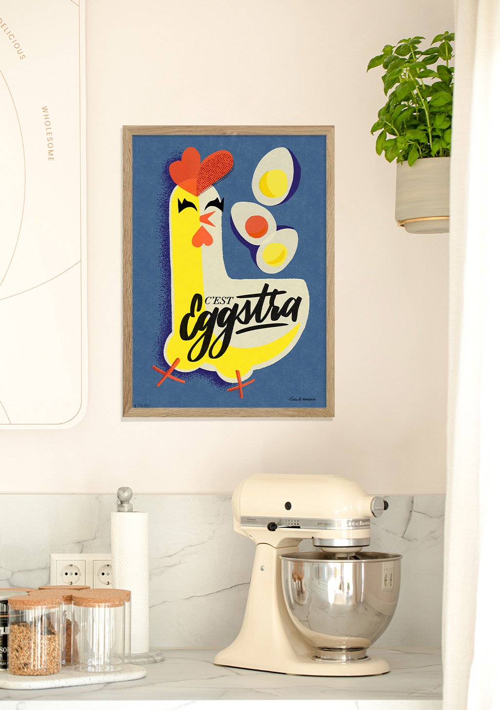Poulet tenant des œufs, texte "C'est Eggstra"