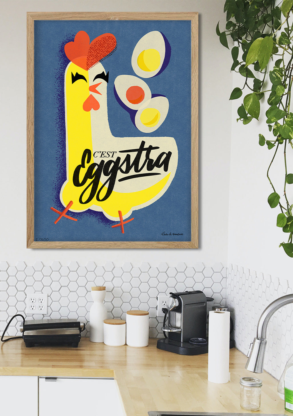 Poulet tenant des œufs, texte "C'EST EGGSTRA"