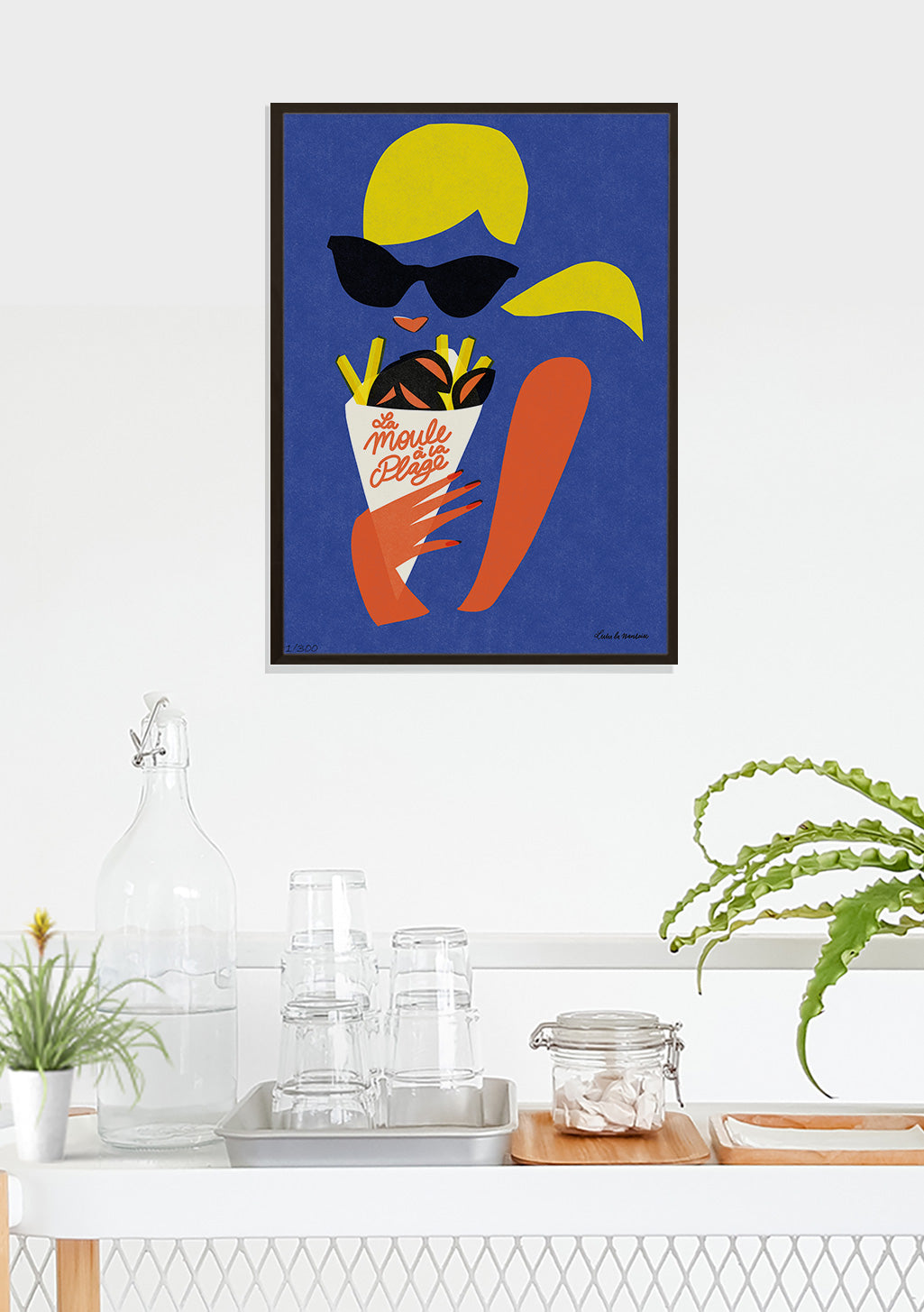 Femme avec lunettes de soleil tenant un hot-dog