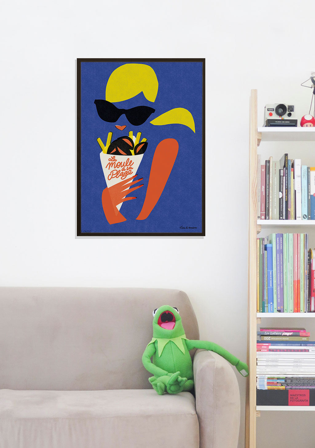Poster avec une femme aux cheveux jaunes tenant un cornet de frites