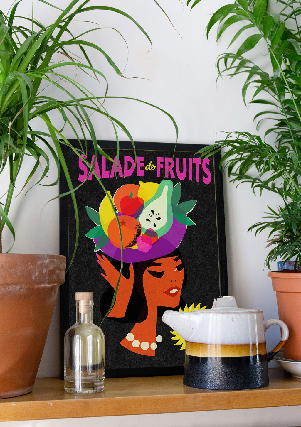 Femme avec un chapeau de fruits coloré