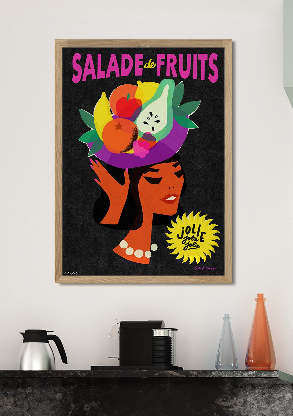 Femme avec chapeau de fruits, texte "SALADE de FRUITS", couleurs vives