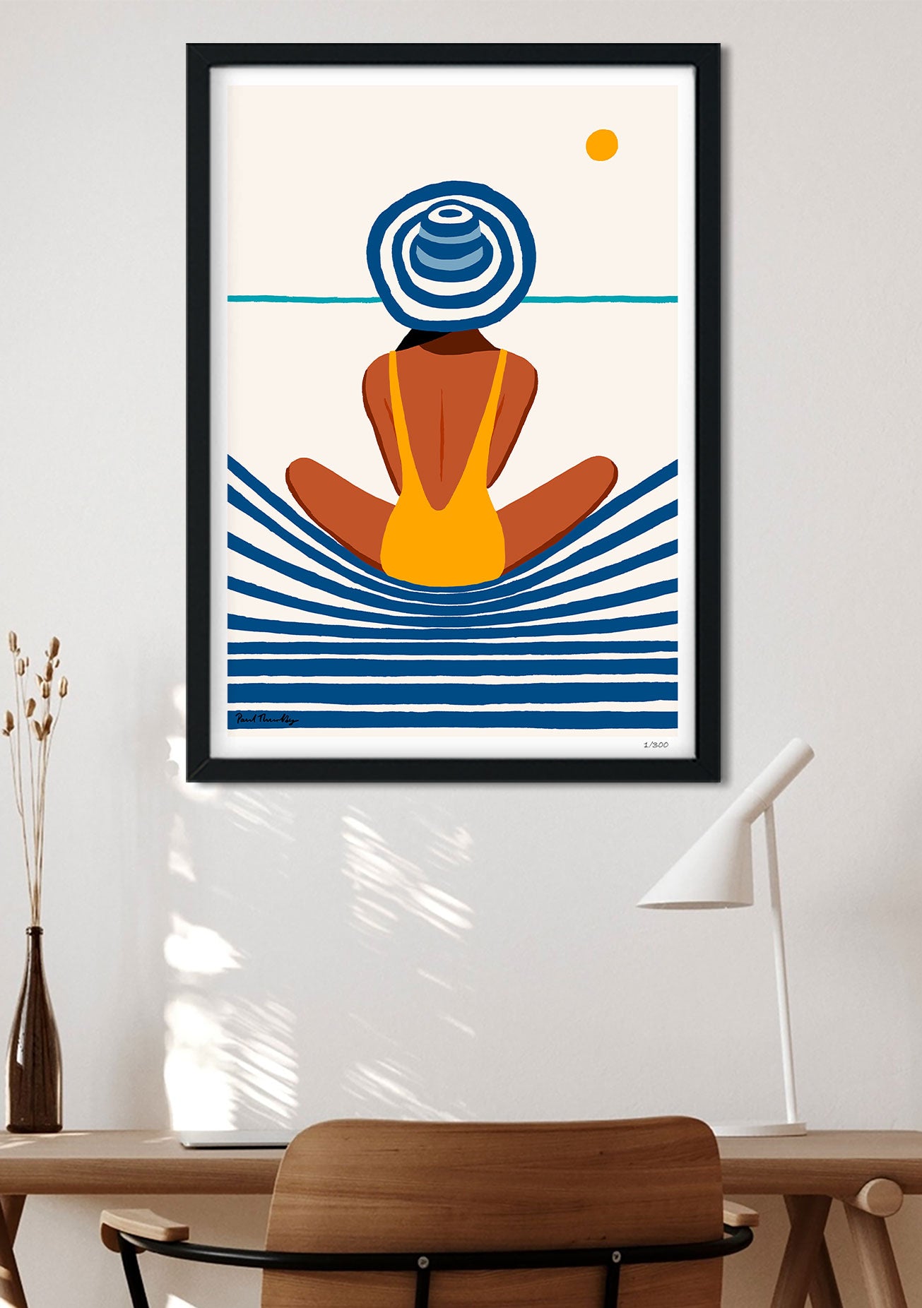 Femme en maillot de bain jaune avec chapeau bleu et vagues
