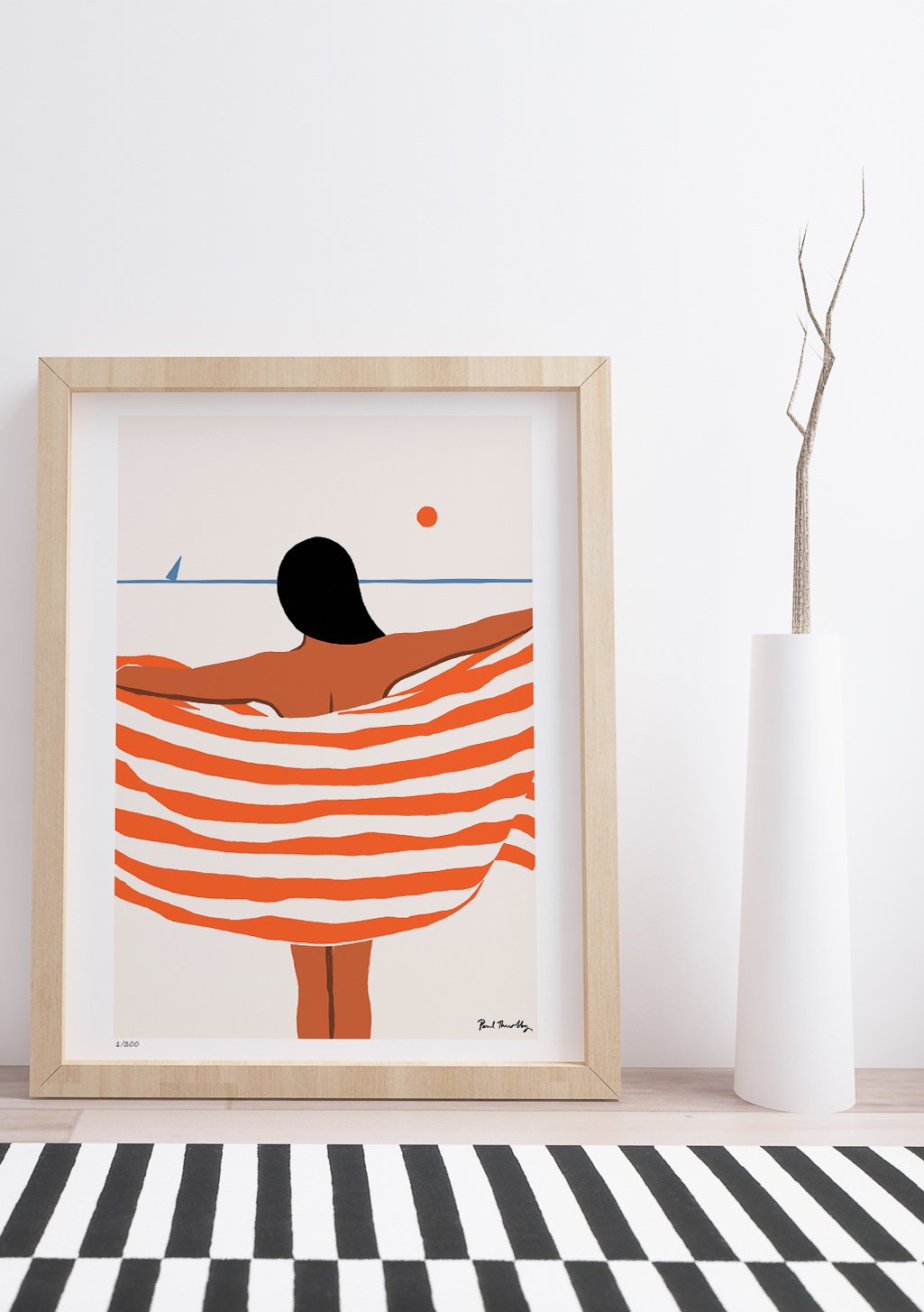 Femme stylisée avec serviette rayée orange et blanche, avion, soleil
