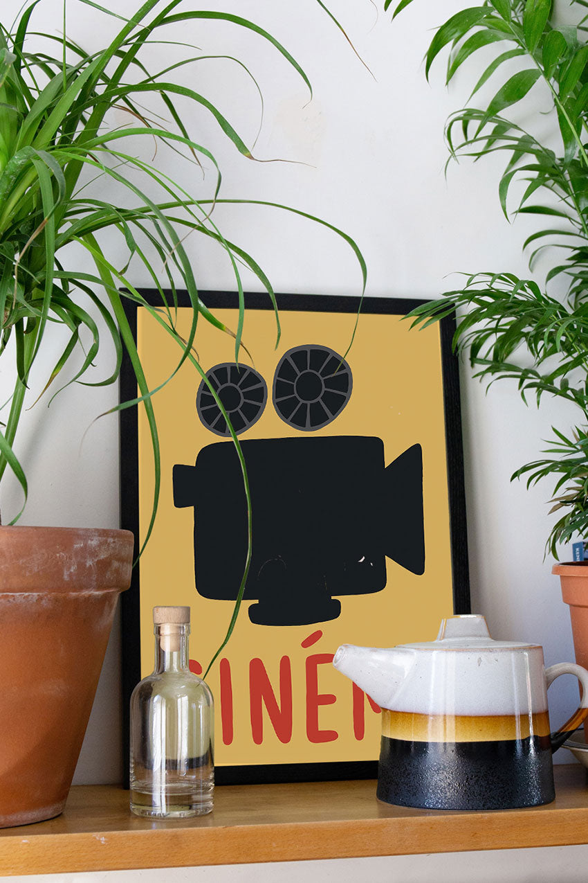Poster jaune avec caméra et yeux