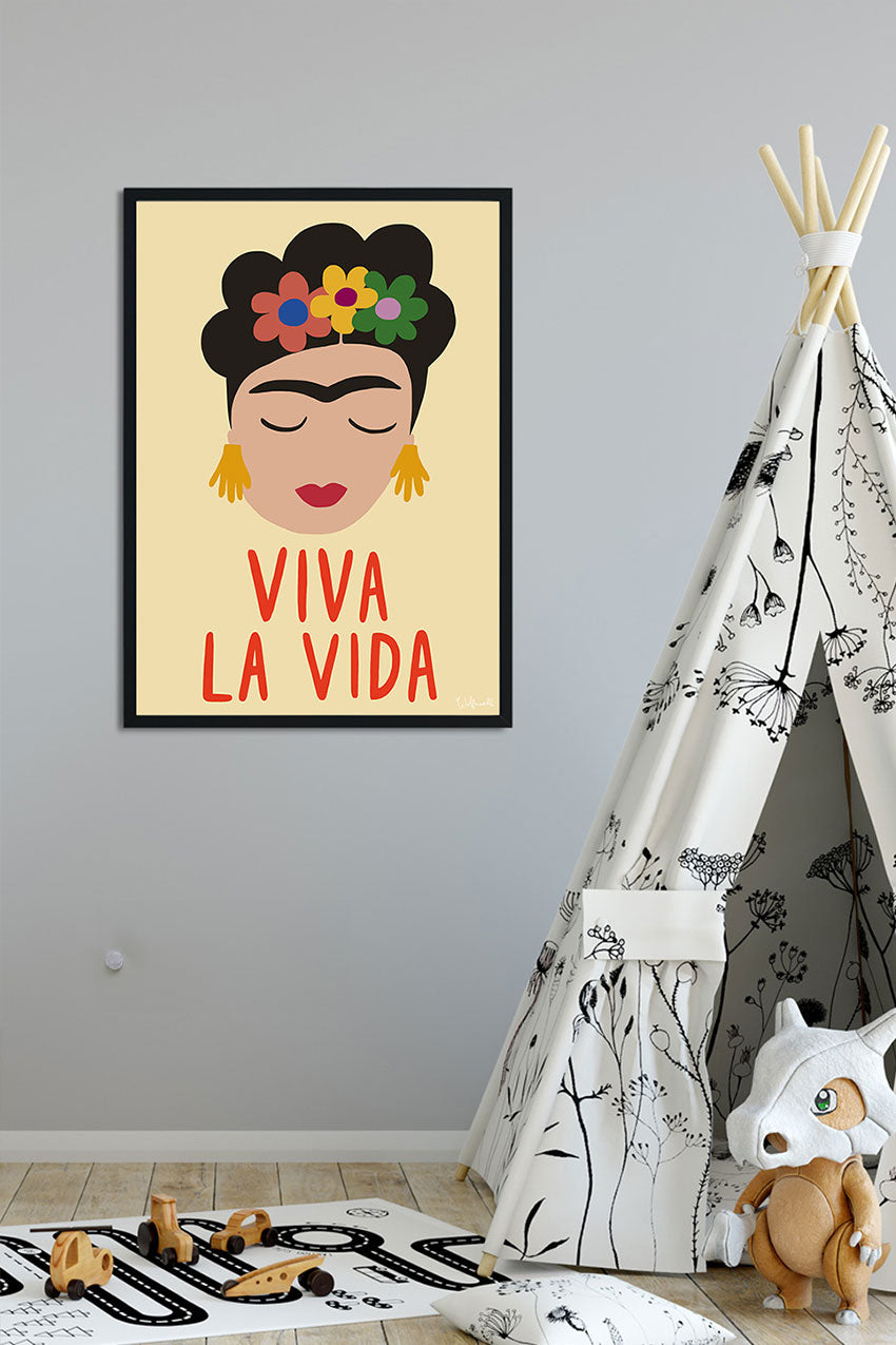 Femme aux cheveux noirs, fleurs, texte "Viva la vida"