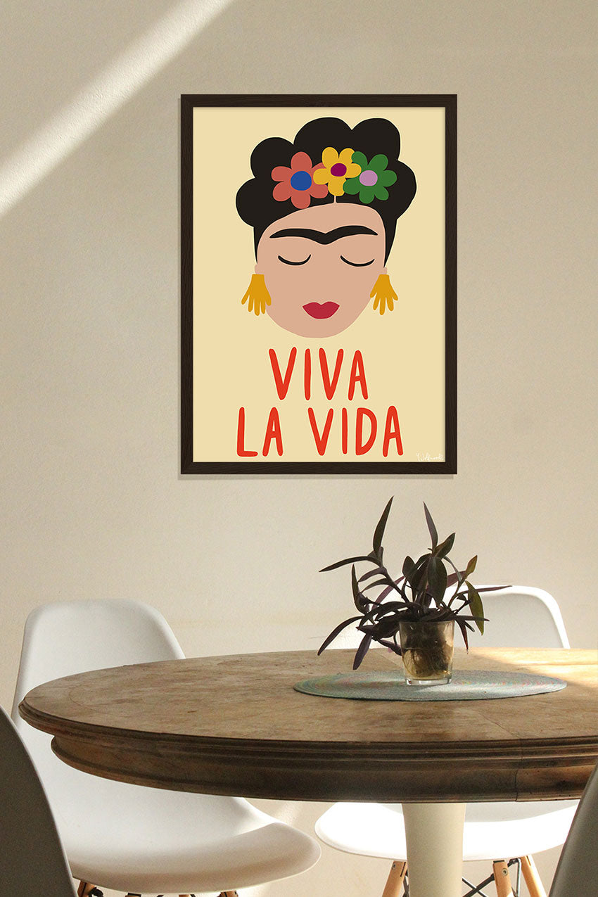 Femme aux cheveux noirs, fleurs, texte "VIVA LA VIDA"
