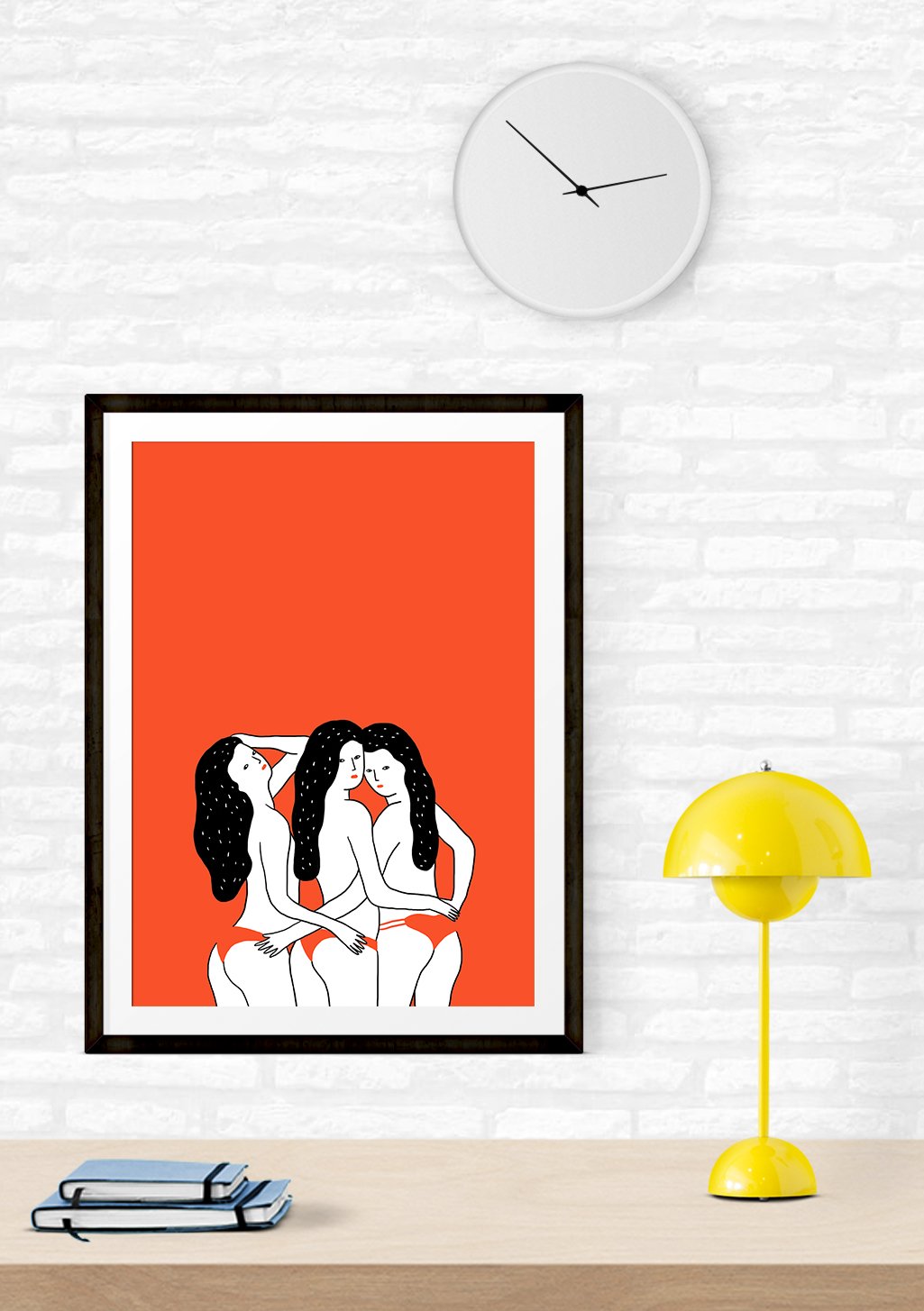Femmes enlacées, illustration stylisée, fond rouge
