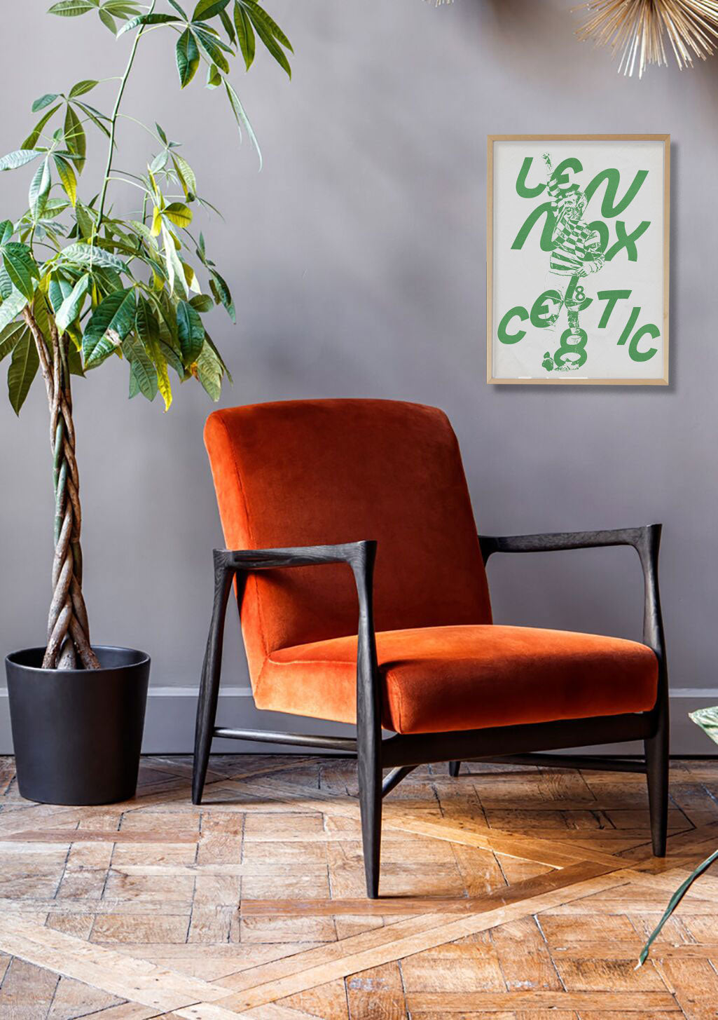 Poster vert avec texte stylisé, cadre blanc, mur gris
