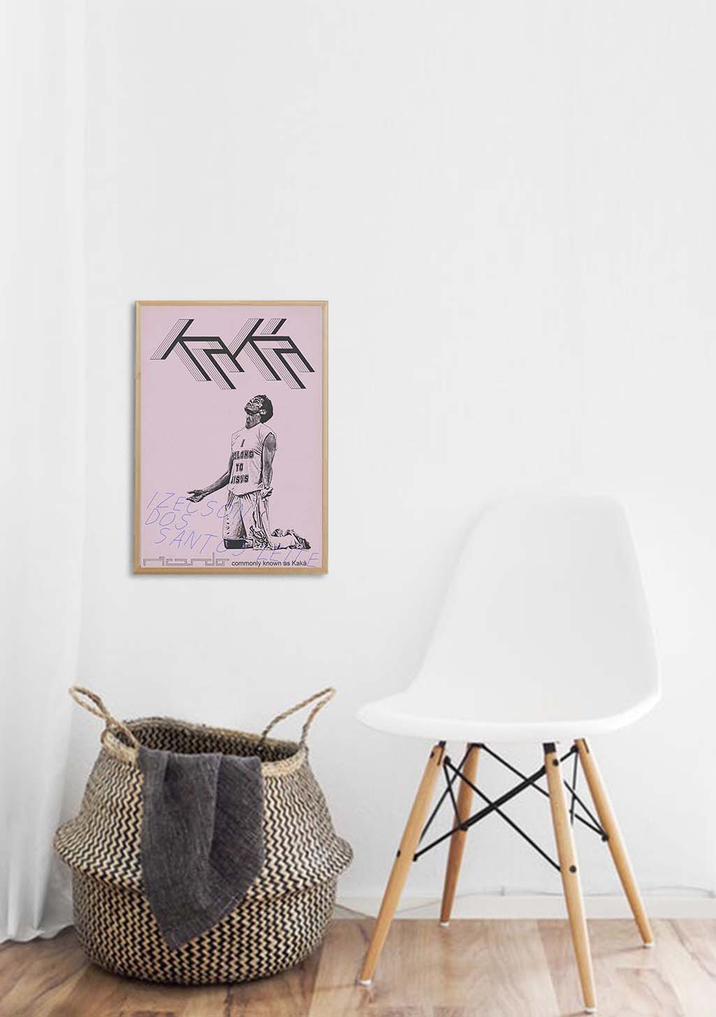 Poster rose avec texte et dessin, cadre en bois, mur blanc