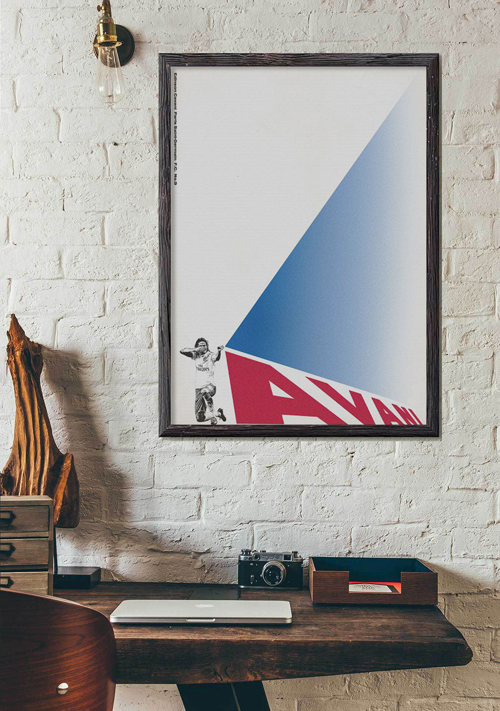 Poster avec triangle rouge, bleu et blanc, personne sautant