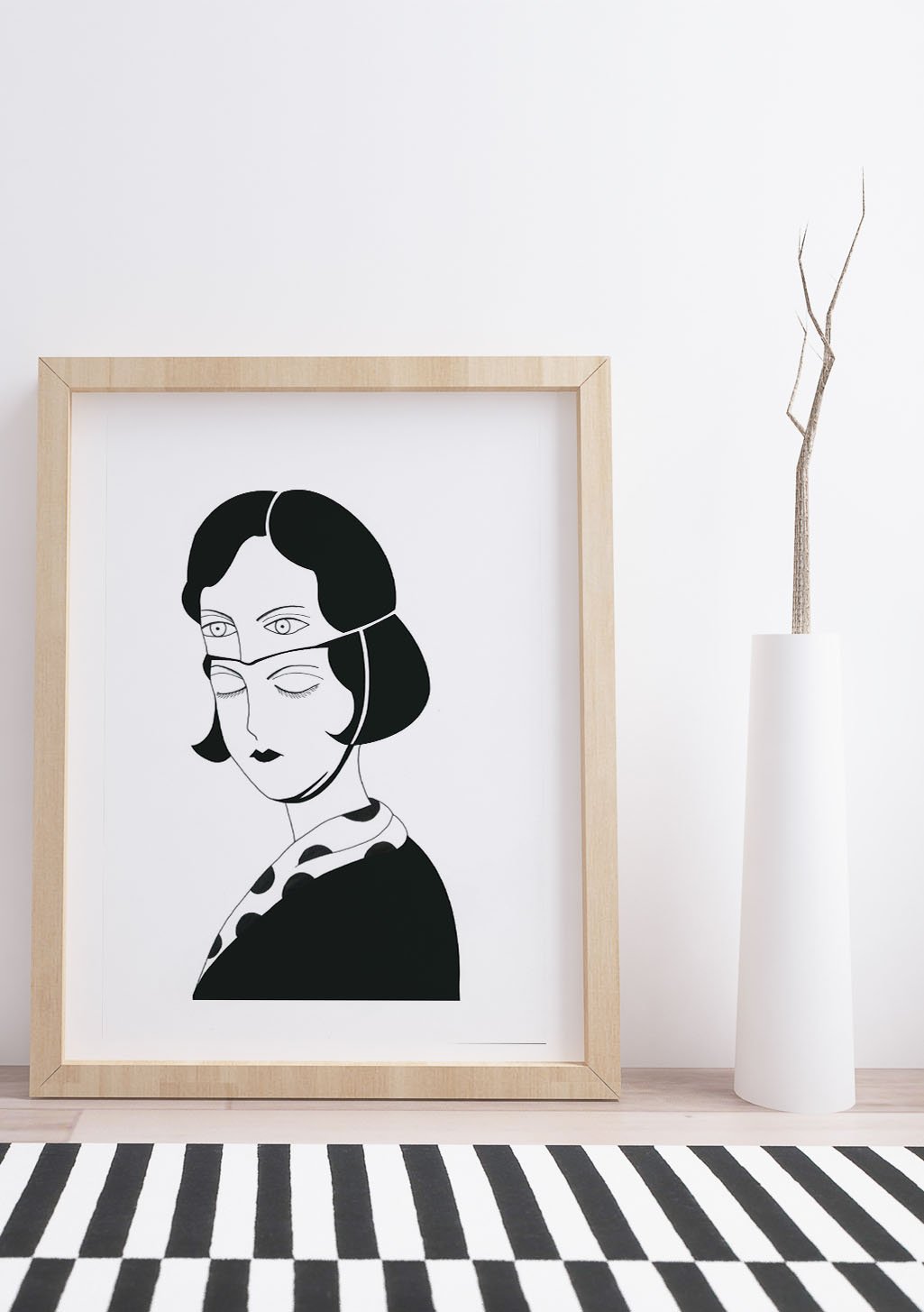 Femme stylisée en noir et blanc, cheveux foncés, yeux fermés