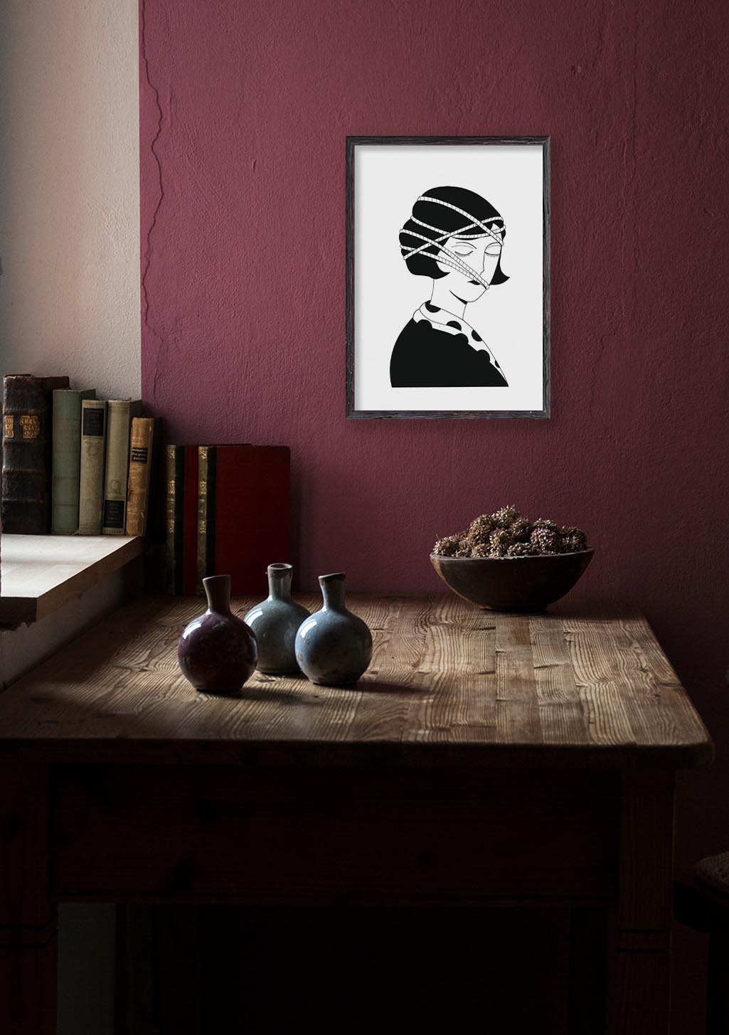 Femme en noir et blanc, foulard, cadre blanc