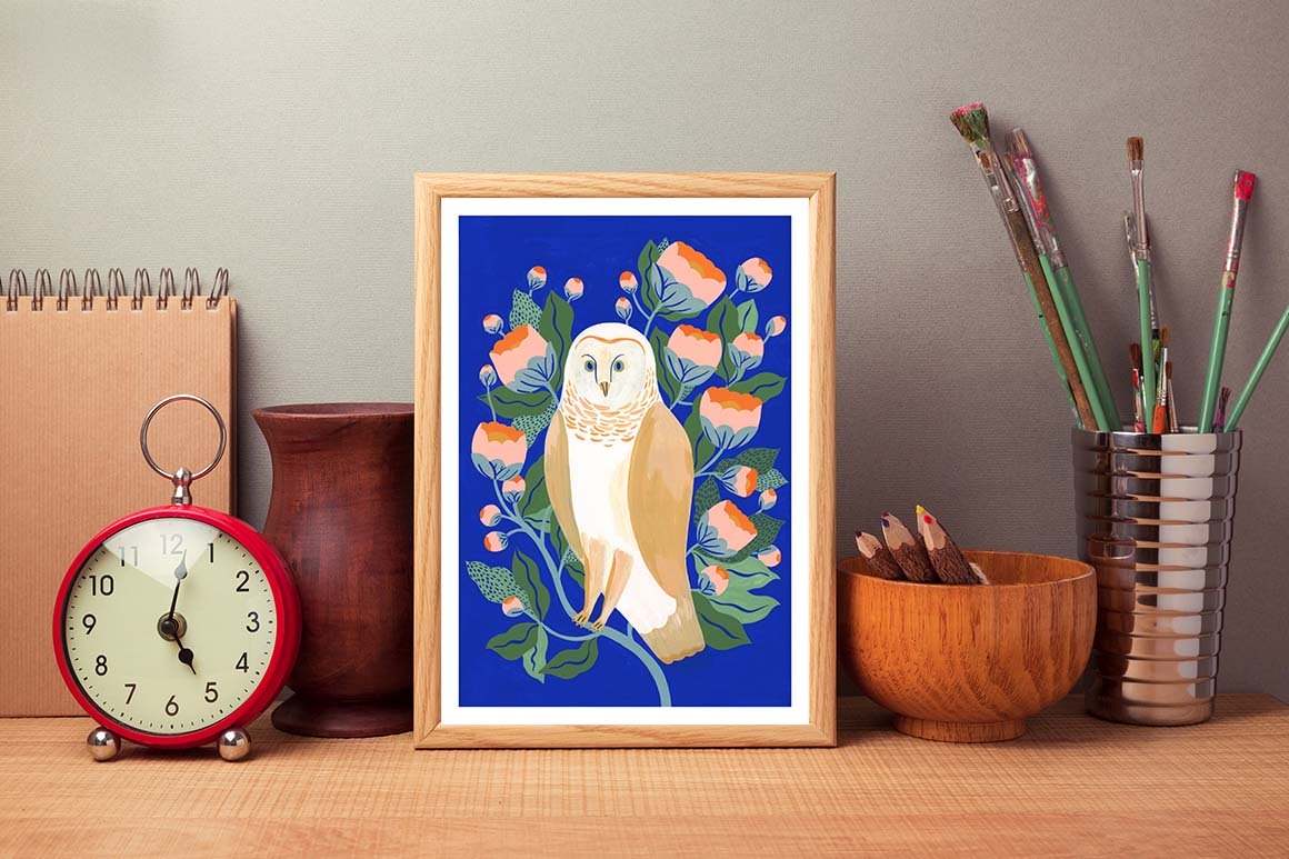 Oiseau blanc sur branche avec fleurs orange