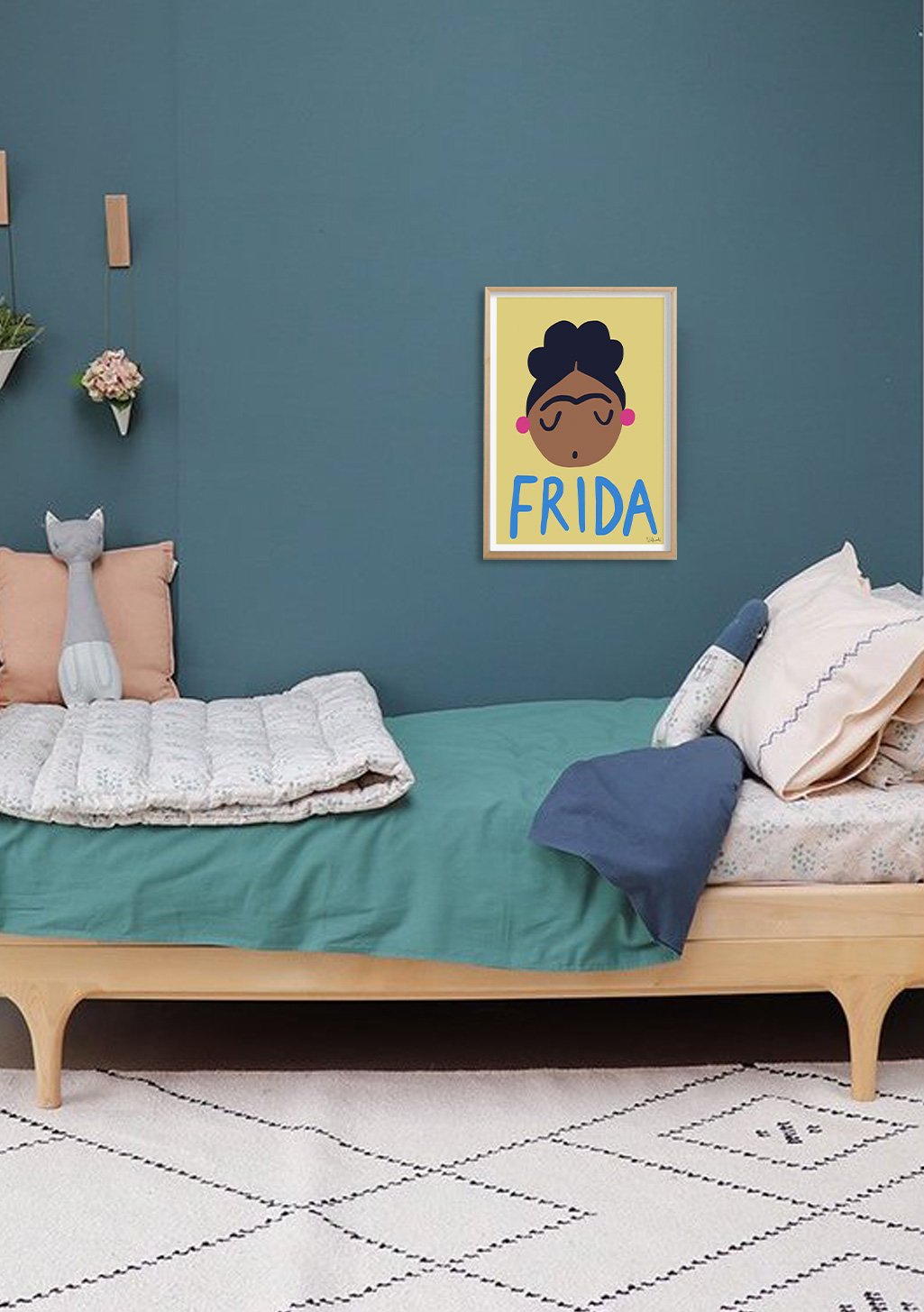 Poster jaune avec visage de femme et le nom "FRIDA"