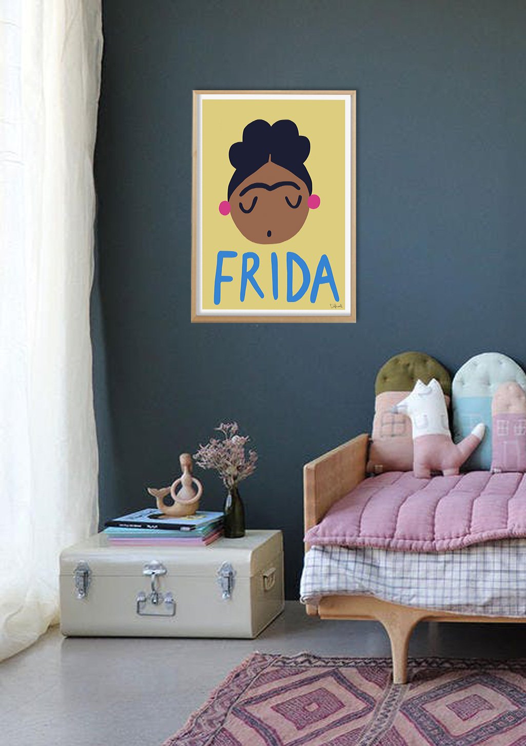Poster jaune avec visage de femme et le nom "FRIDA"