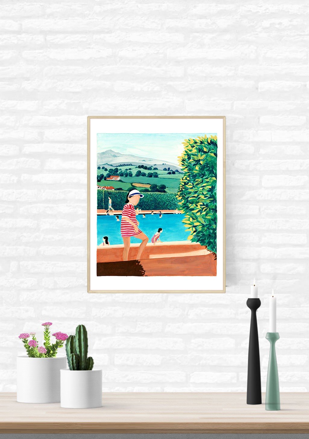 Femme en maillot de bain près de l'eau, paysage vert, montagne au loin