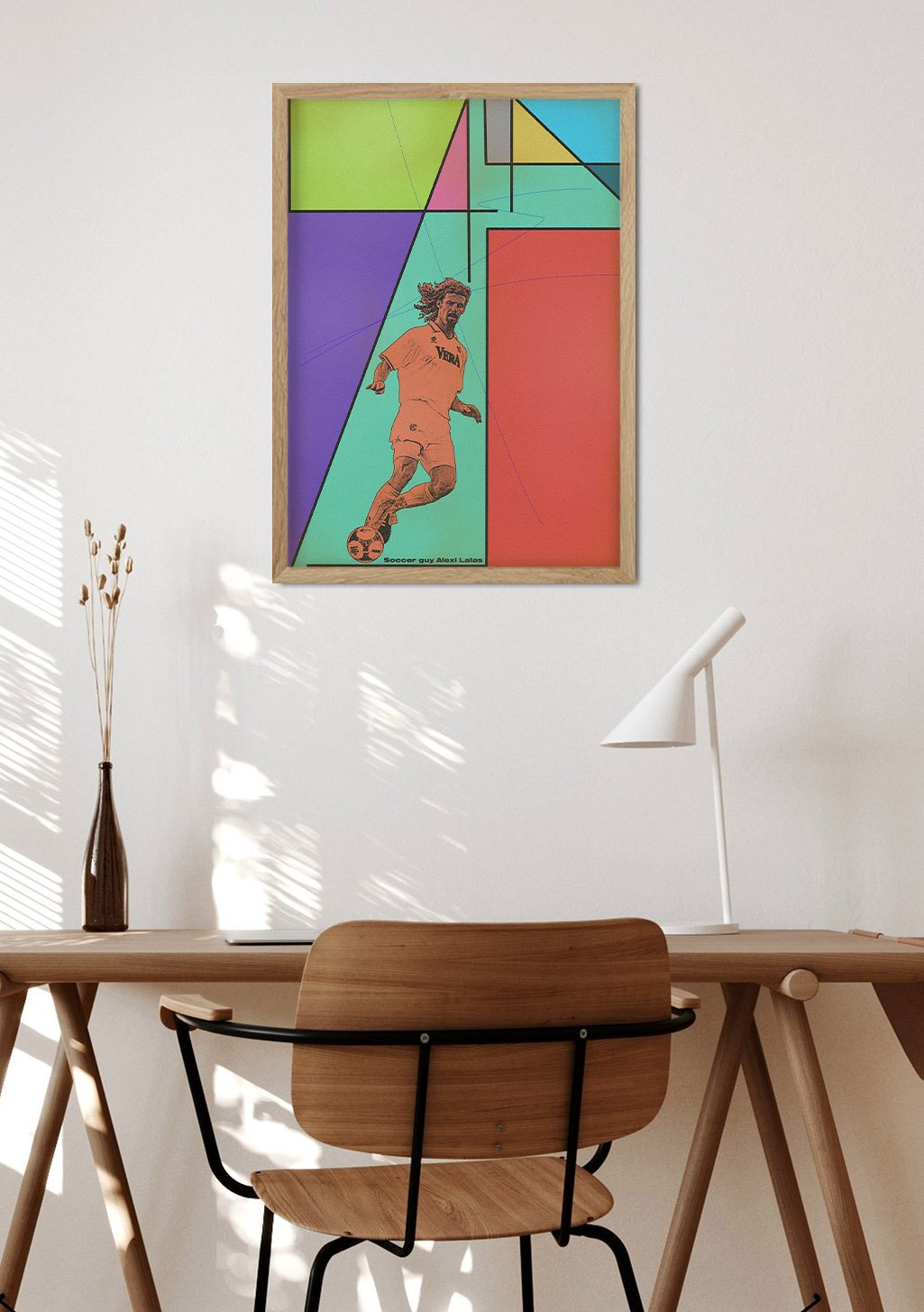 Art abstrait avec une figure orange, couleurs vives, style géométrique