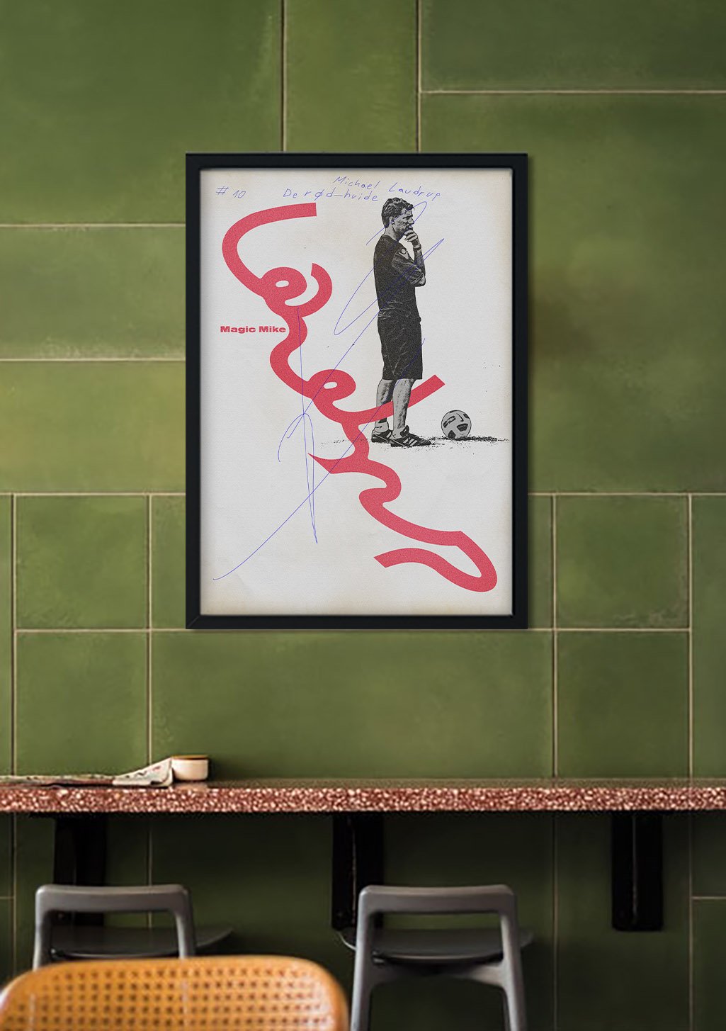 Poster de football, joueur, ballon, signature rouge, mur vert, cadre noir