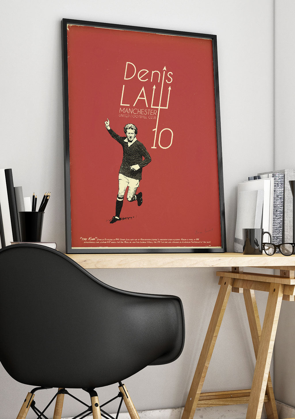 Poster de football, Denis Law, Manchester United, numéro 10, rouge, cadre, bureau, chaise