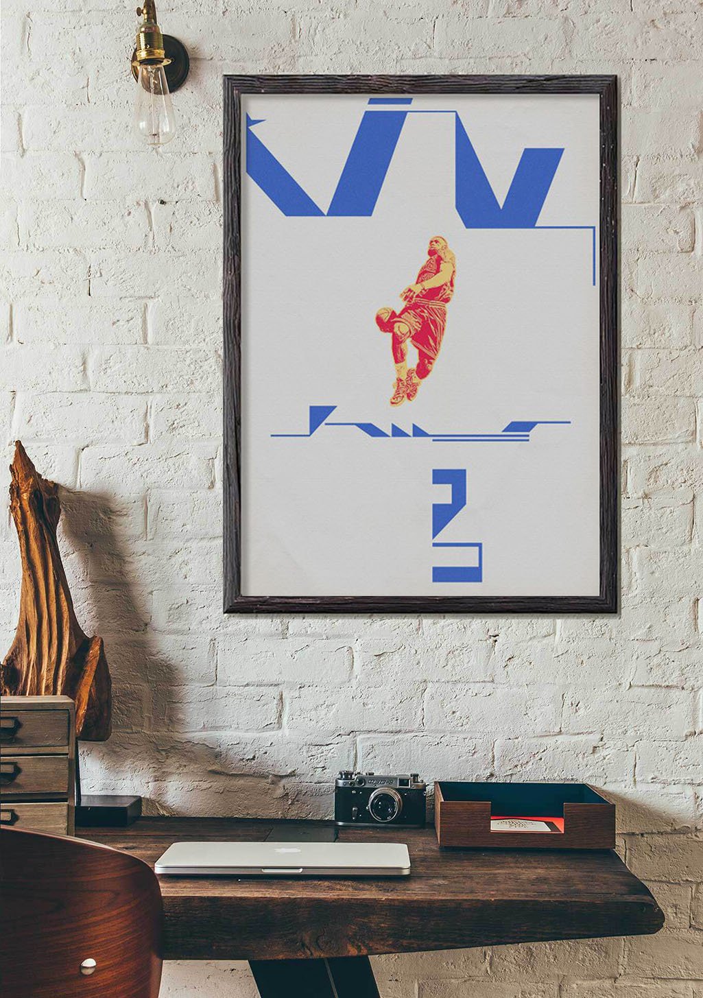 Art abstrait avec figure centrale, fond blanc, accents