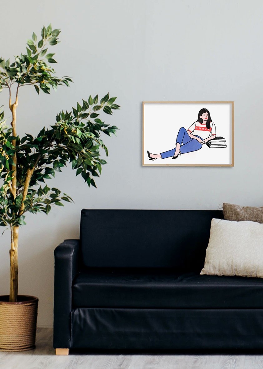 Femme lisant un livre, cadre, mur blanc, salon