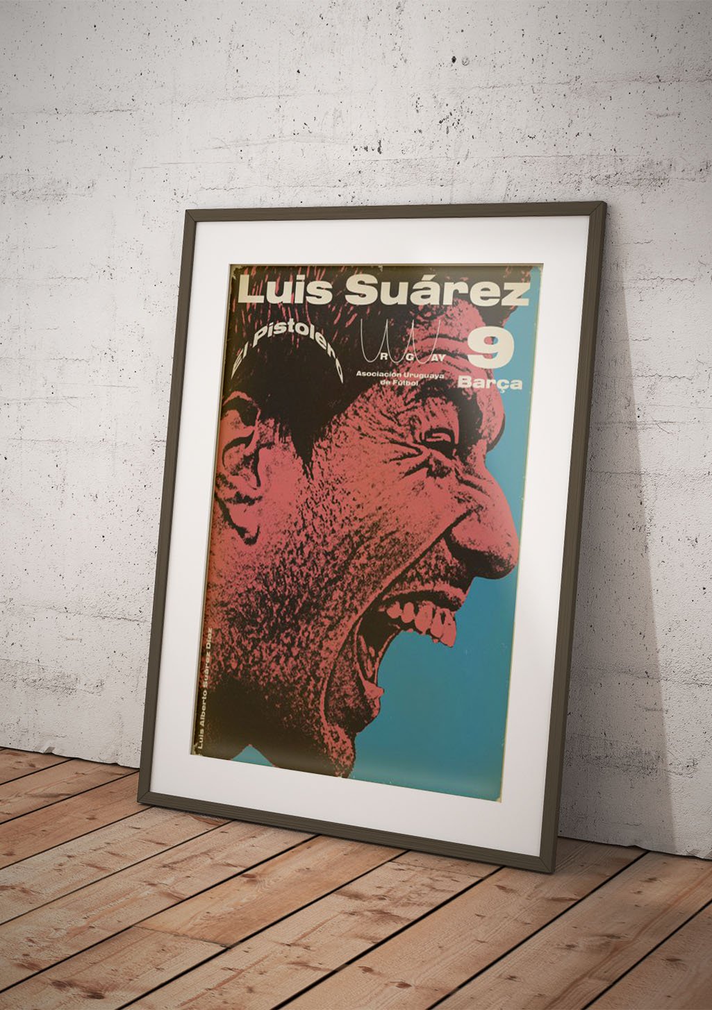 Luis Suarez, poster de football, visage rouge, texte blanc, cadre noir, mur de briques