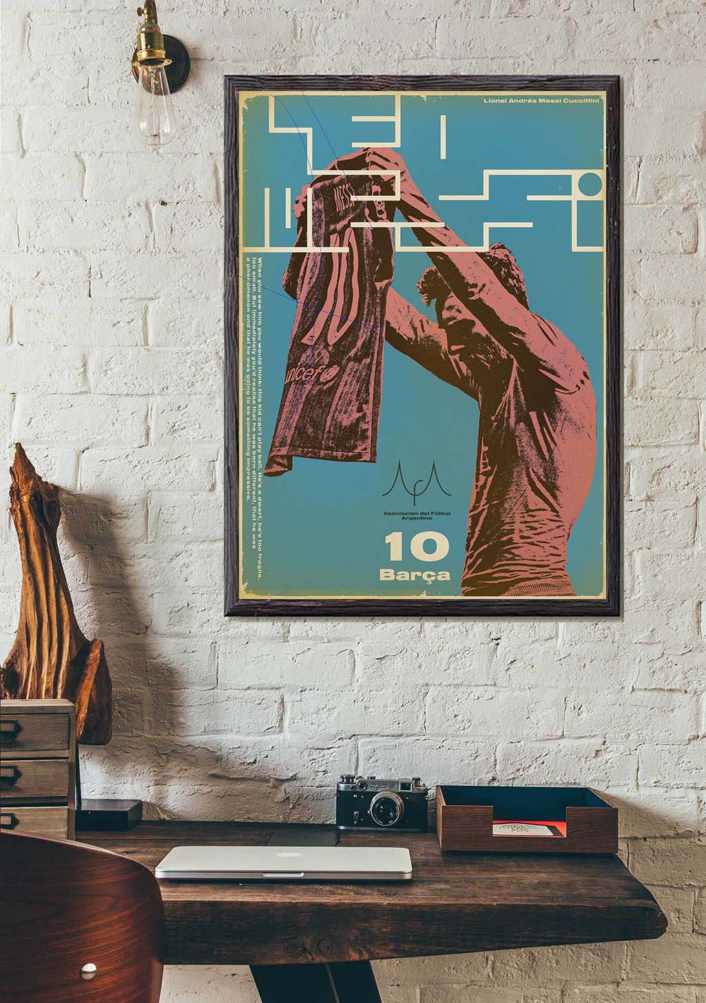 Poster vintage, homme, chemise, design abstrait, années 1950, art, cadre, mur de briques, bureau, lampe, chaise, bois
