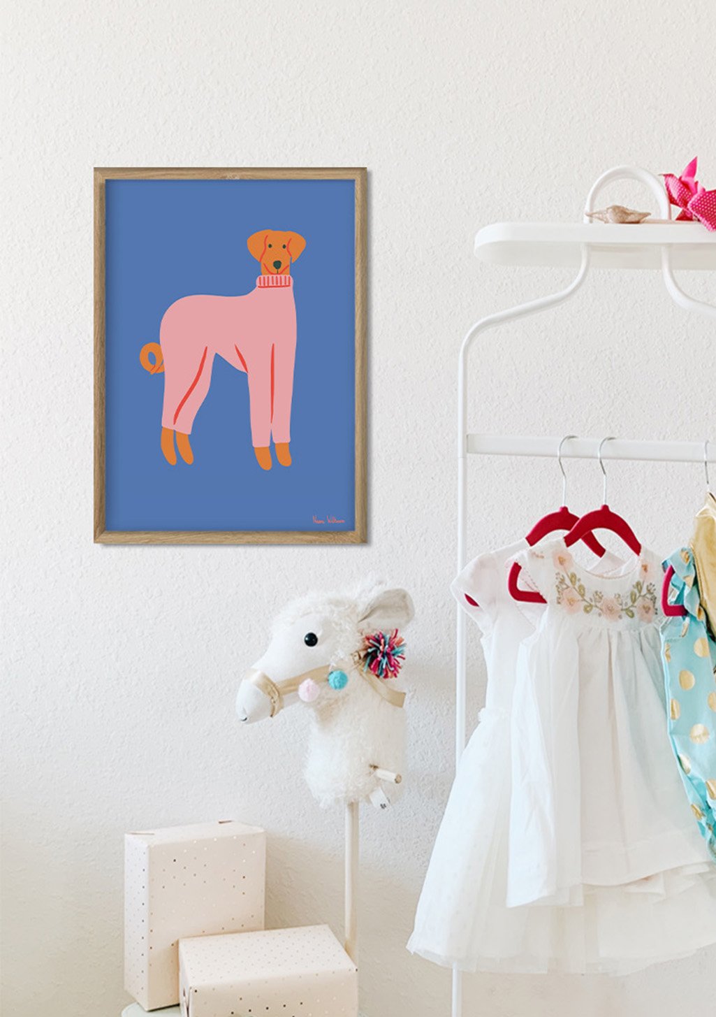 Chien rose avec collier bleu sur fond bleu