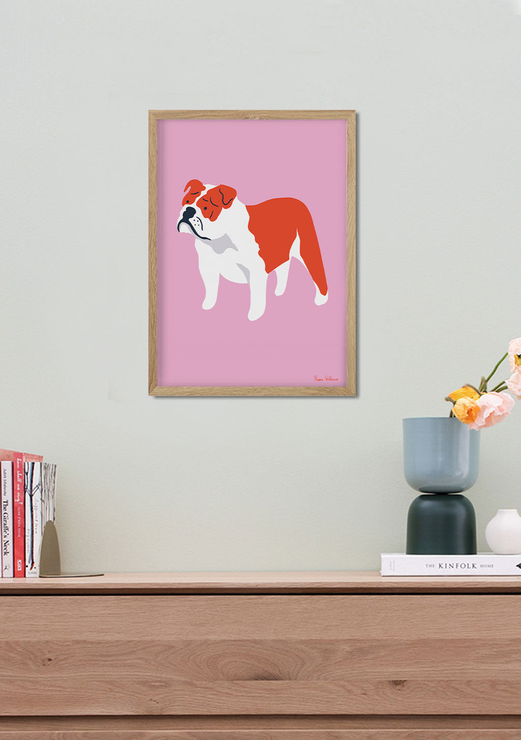 Chien bulldog rouge et blanc sur fond rose