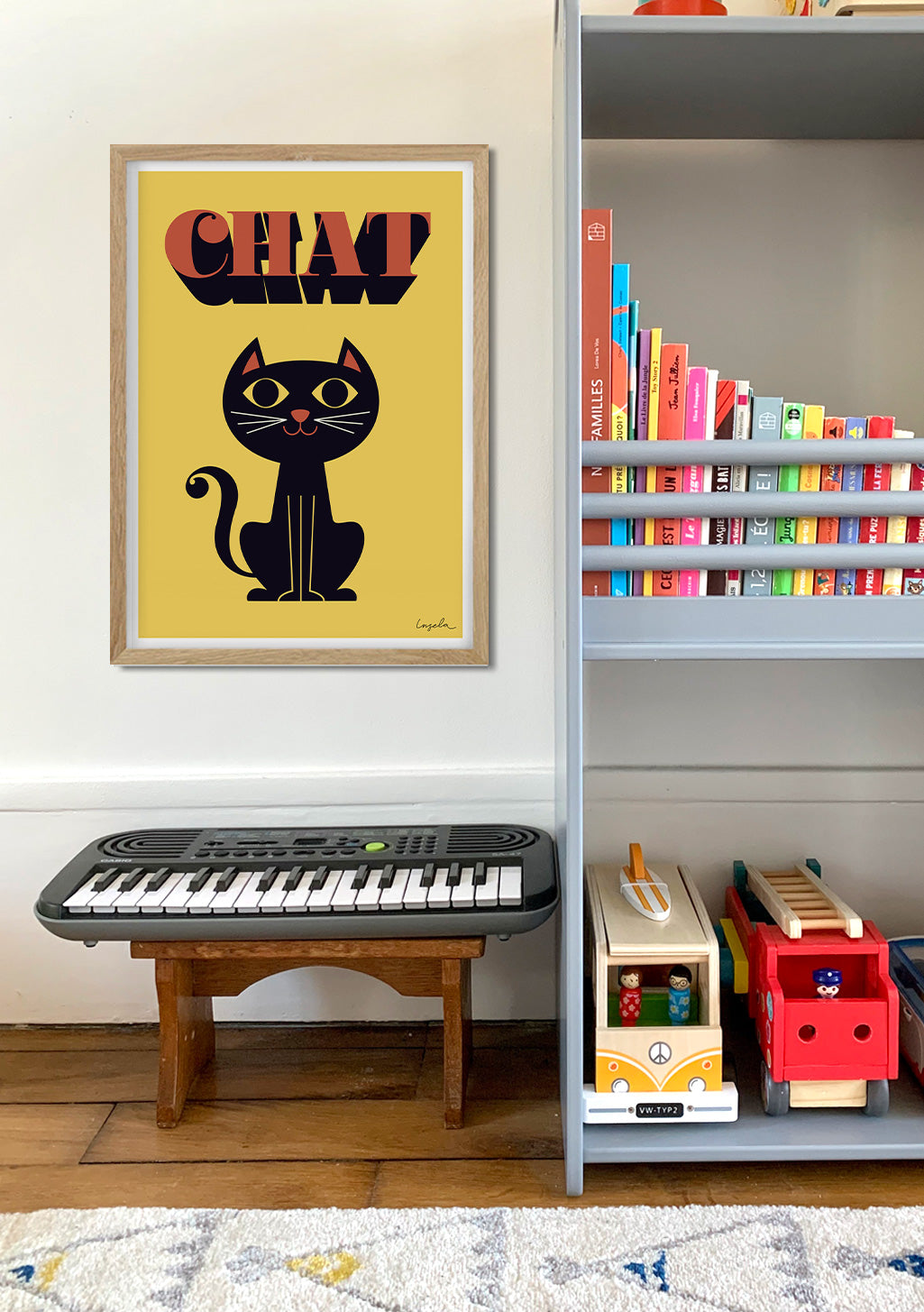 Chat noir, poster jaune, texte "CHAT"
