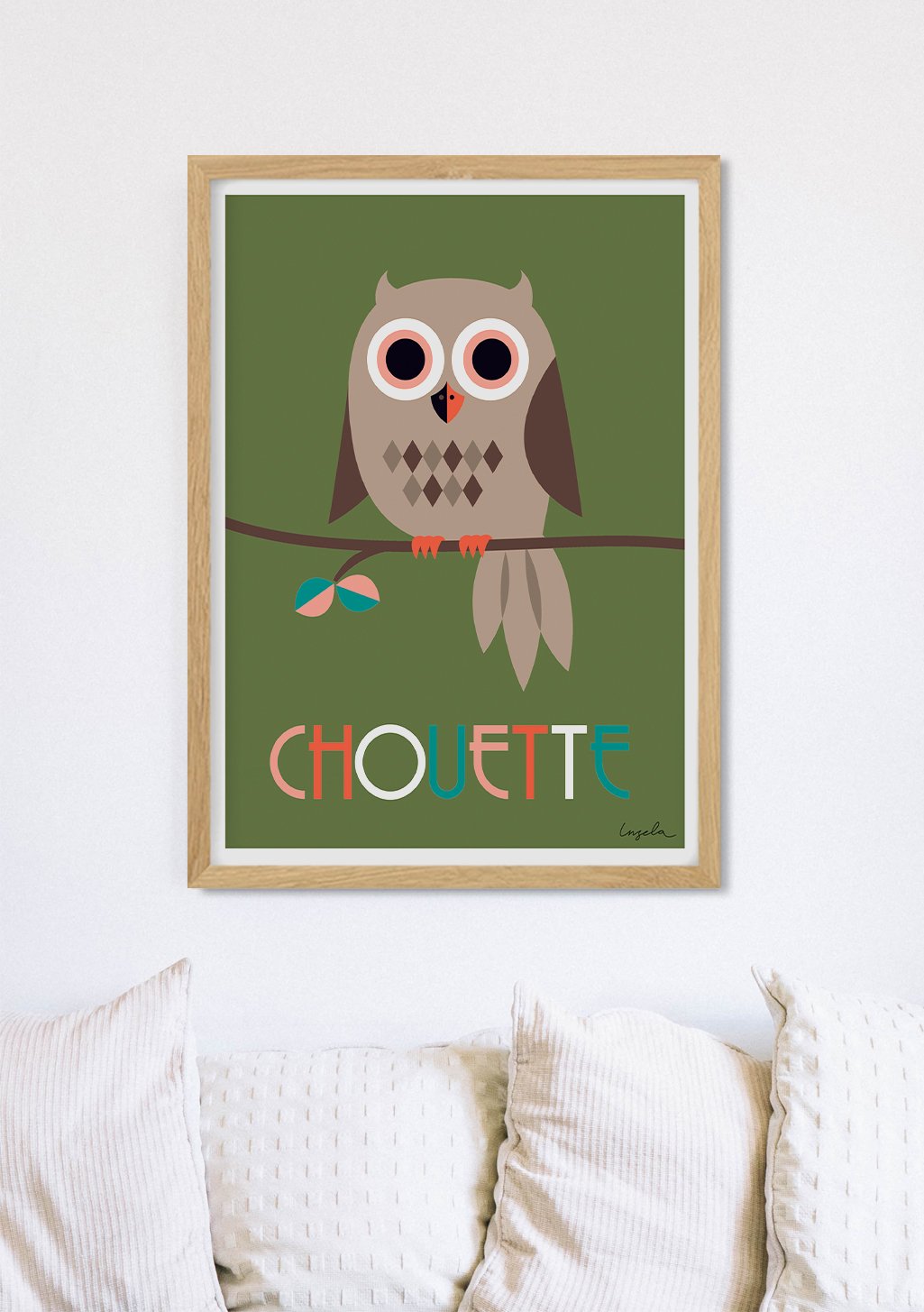 Oiseau de nuit vert, texte "CHOUETTE", cadre en bois, mur blanc, blanc