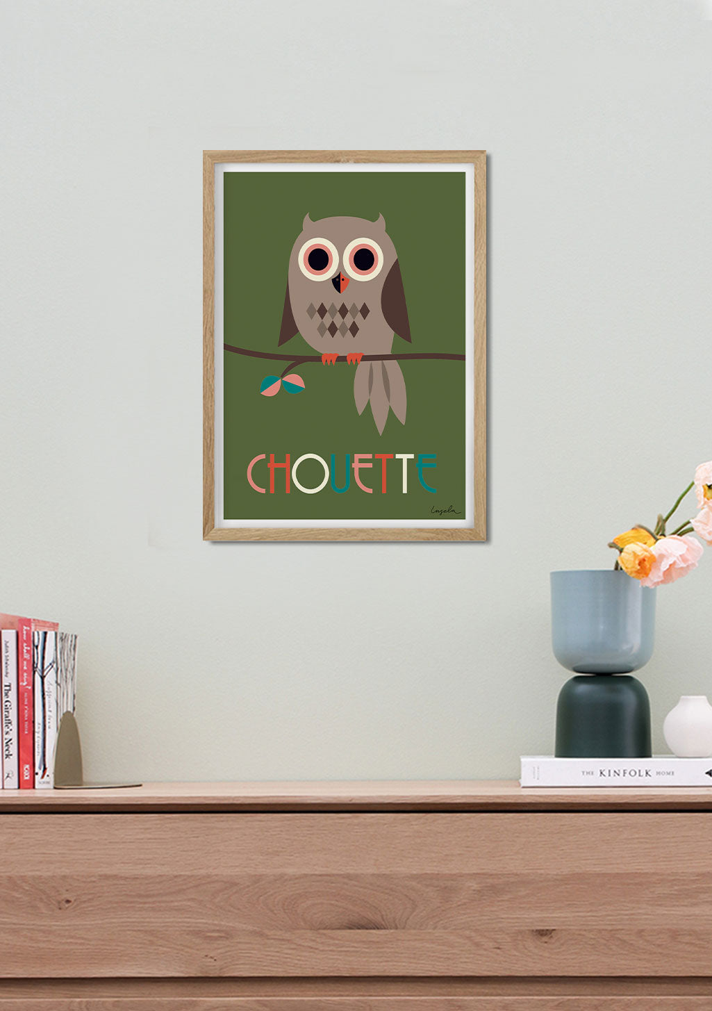 Oiseau de nuit, texte coloré, cadre en bois, mur blanc, étagère en bois