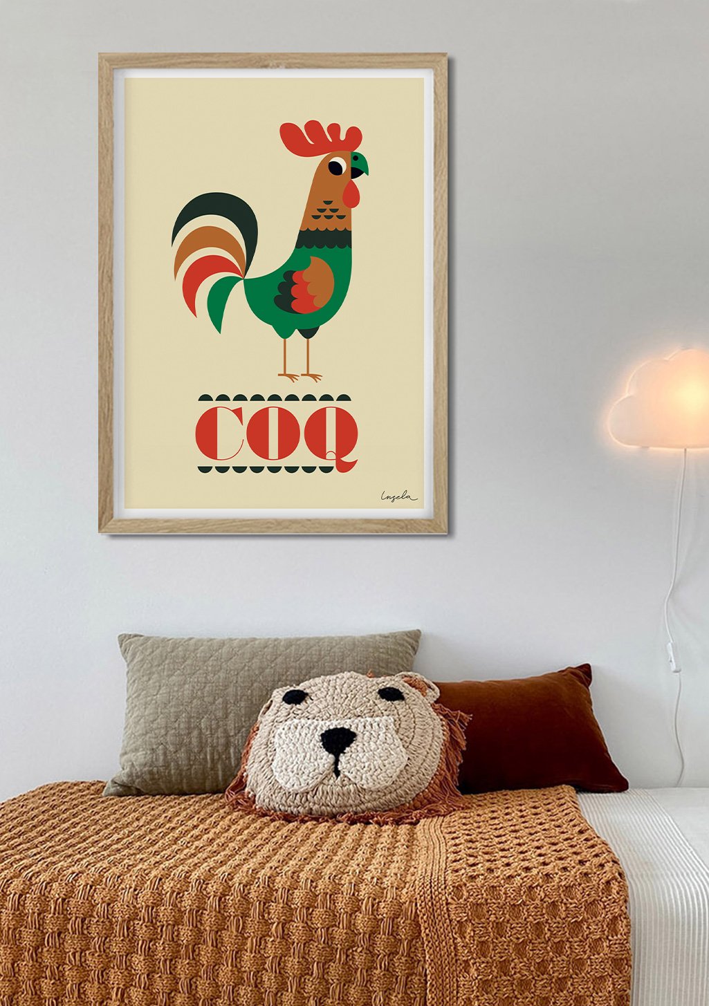 Poulet coloré, lettres COQ, cadre en bois, mur blanc