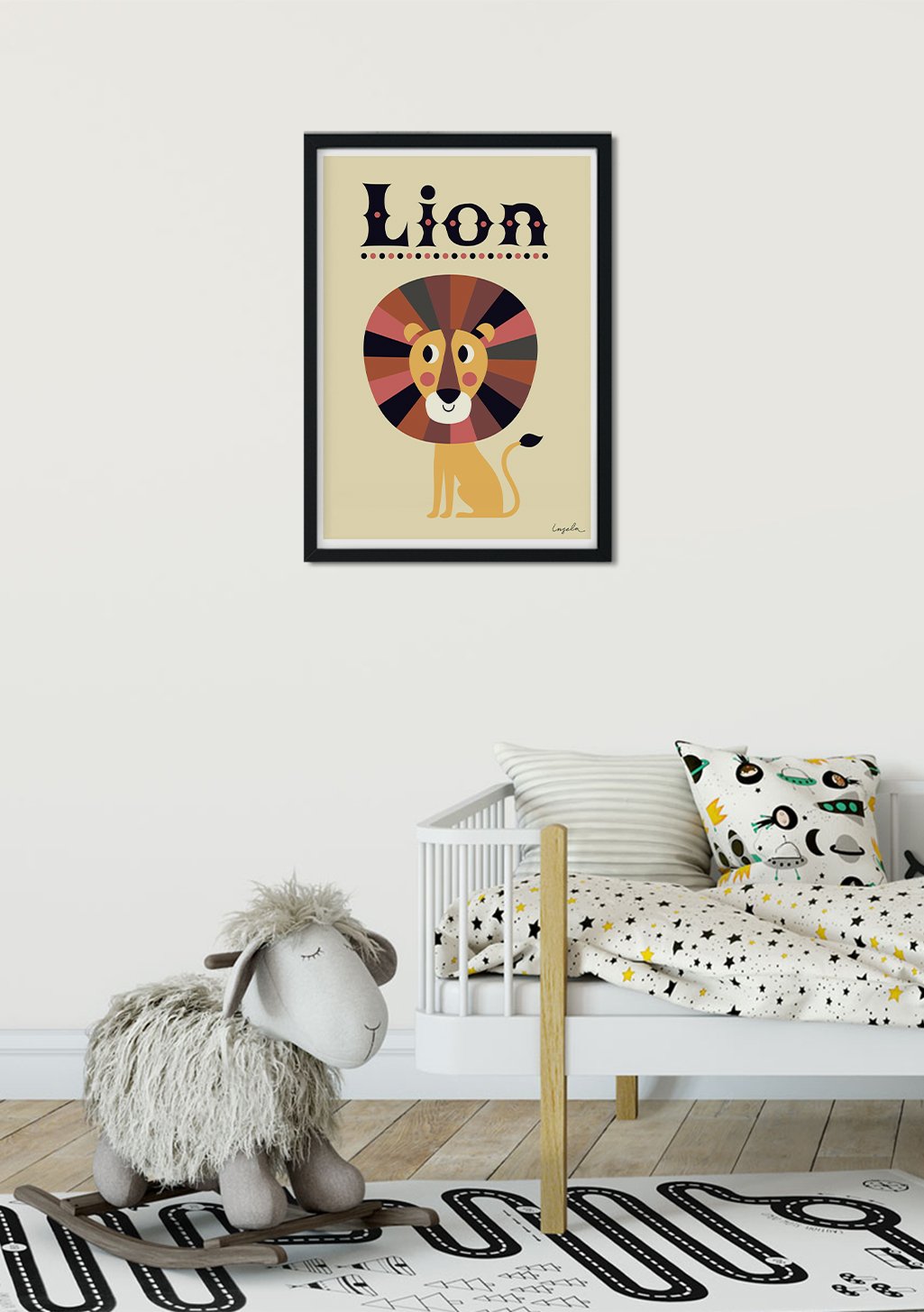 Poster de lion coloré avec couronne, mur blanc, cadre noir
