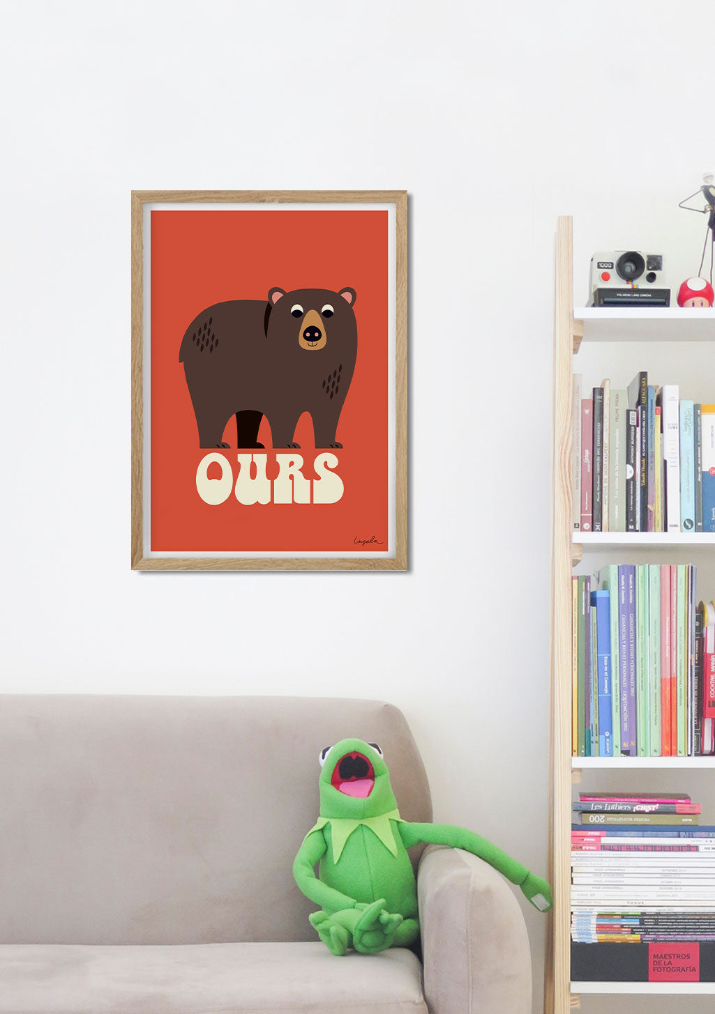 Ours marron sur fond rouge