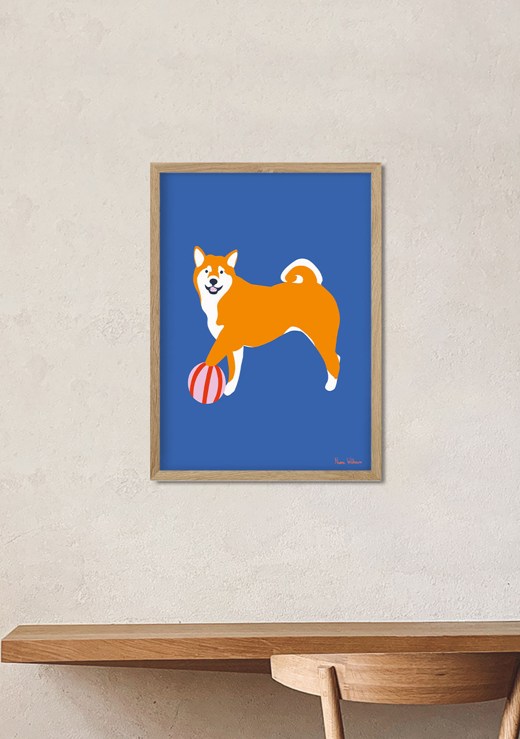 Chiot Shiba avec ballon rouge et blanc sur fond bleu