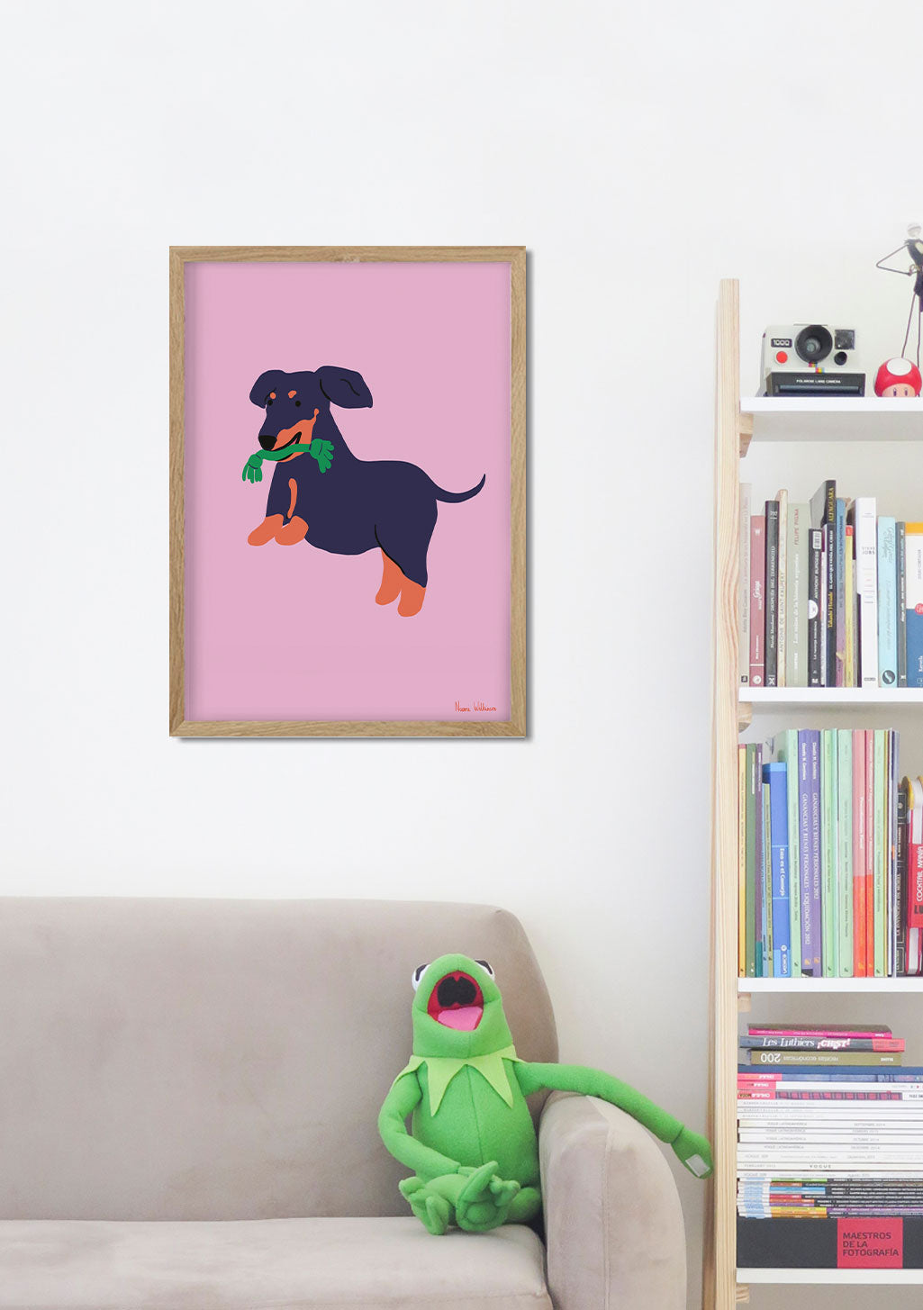 Chien noir avec ruban vert sur fond rose