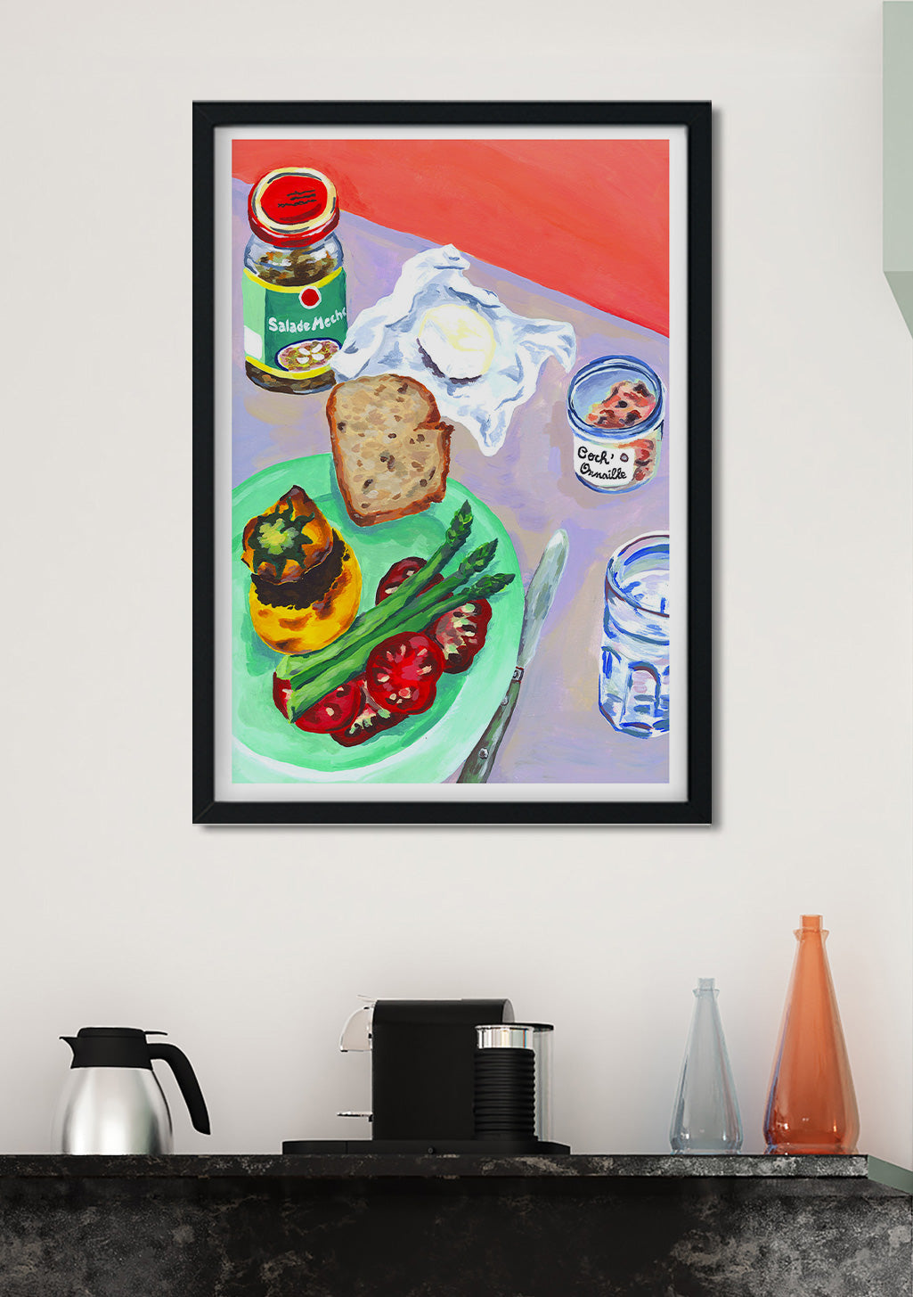 Tableau de nourriture colorée avec œuf, pain, légumes, conserves