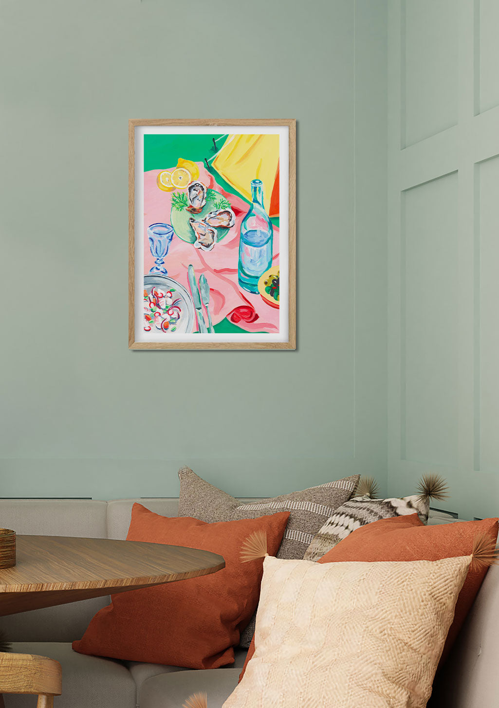 Tableau abstrait coloré avec des objets sur une table