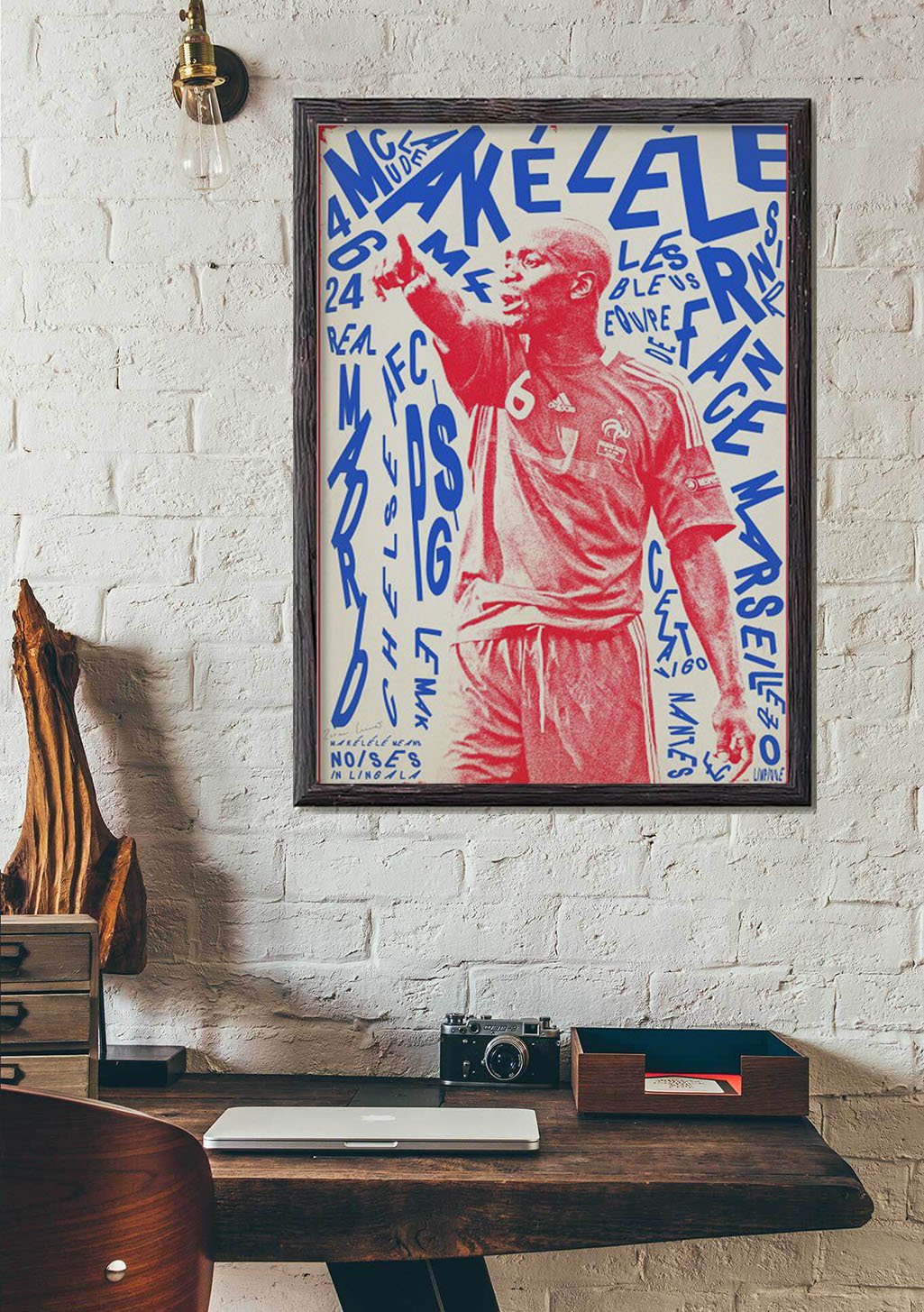 Poster rouge et bleu, joueur de football, texte stylisé, mur de briques blanches