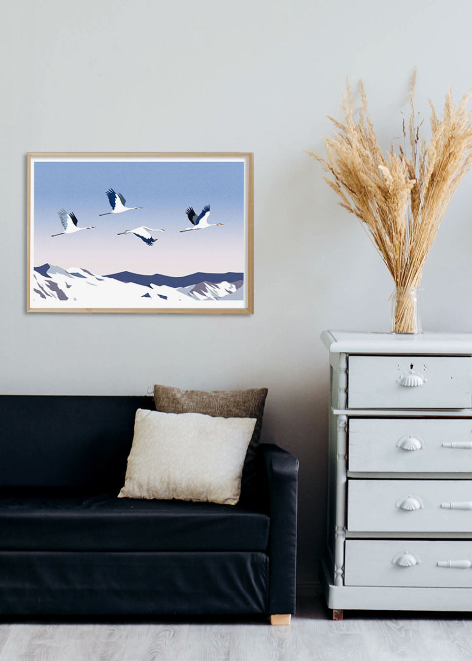 Oiseaux en vol sur fond de montagne