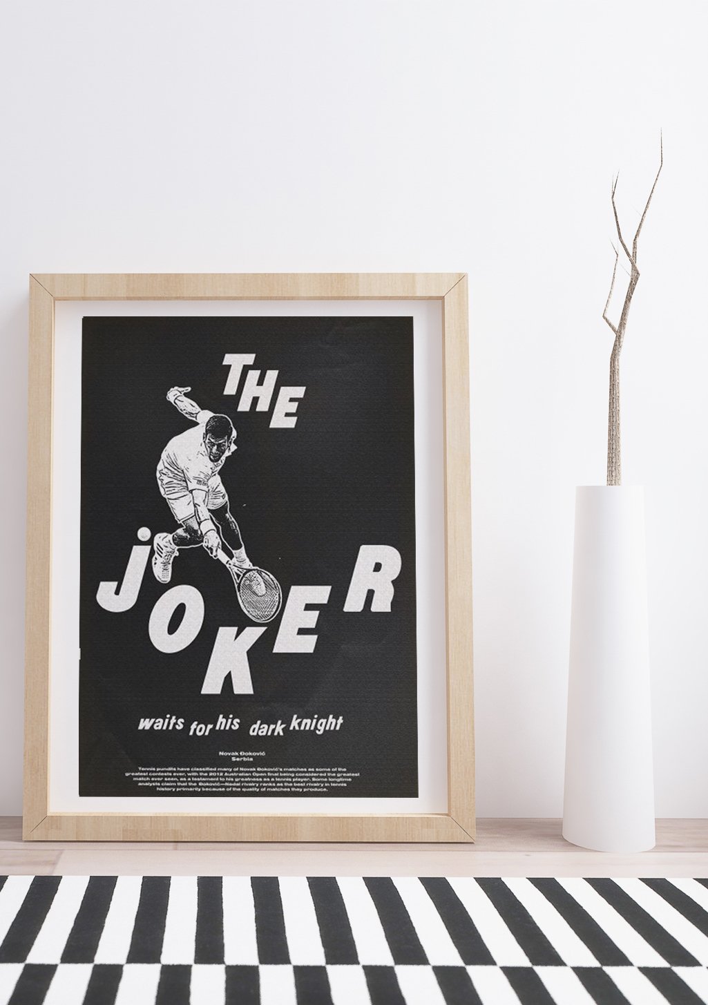 Affiche en noir et blanc, homme jouant au tennis, texte "The Joker"