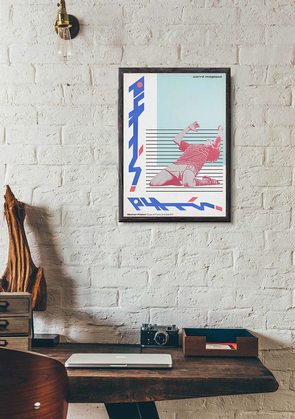 Poster avec un oiseau rose et du texte bleu et rouge