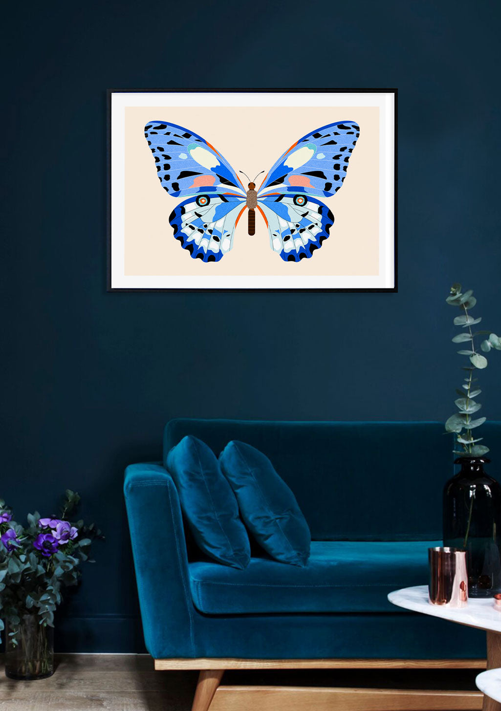 Papillon bleu abstrait sur fond blanc
