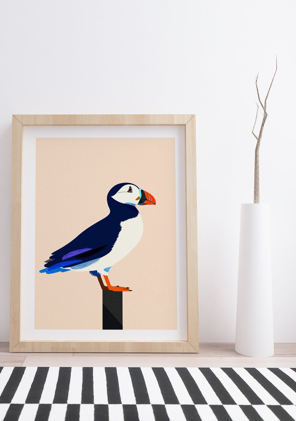 Oiseau bleu et blanc sur poteau