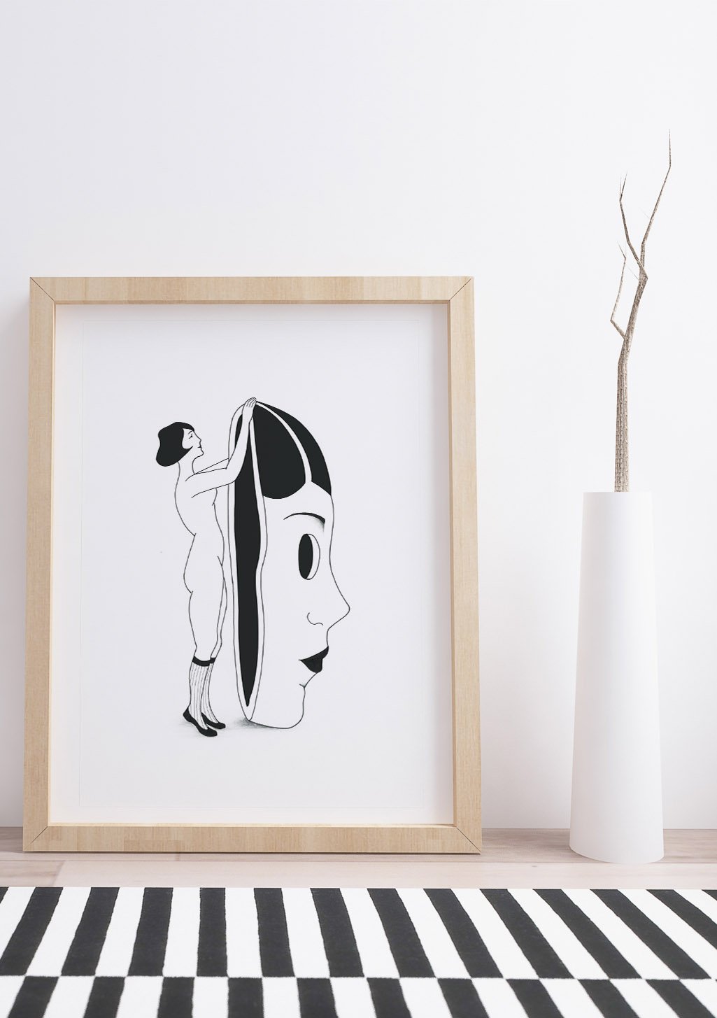 Femme tenant masque facial, style minimaliste, noir et blanc